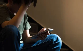 Мектепте телефон қолдануға тыйым салынбақ