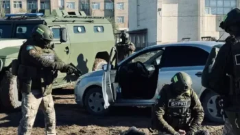 Ер адам адамдарды тапаншаға ұқсас затпен қорқытты