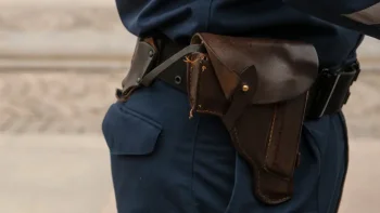 Полицей қызметтік қарудан танысына оқ атқан