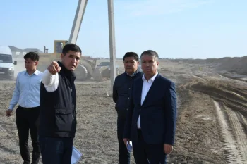 Аудан әкімі Әйтеке би кентіндегі көшелерді тегістеу және айналма жол құрылысының барысын көрді
